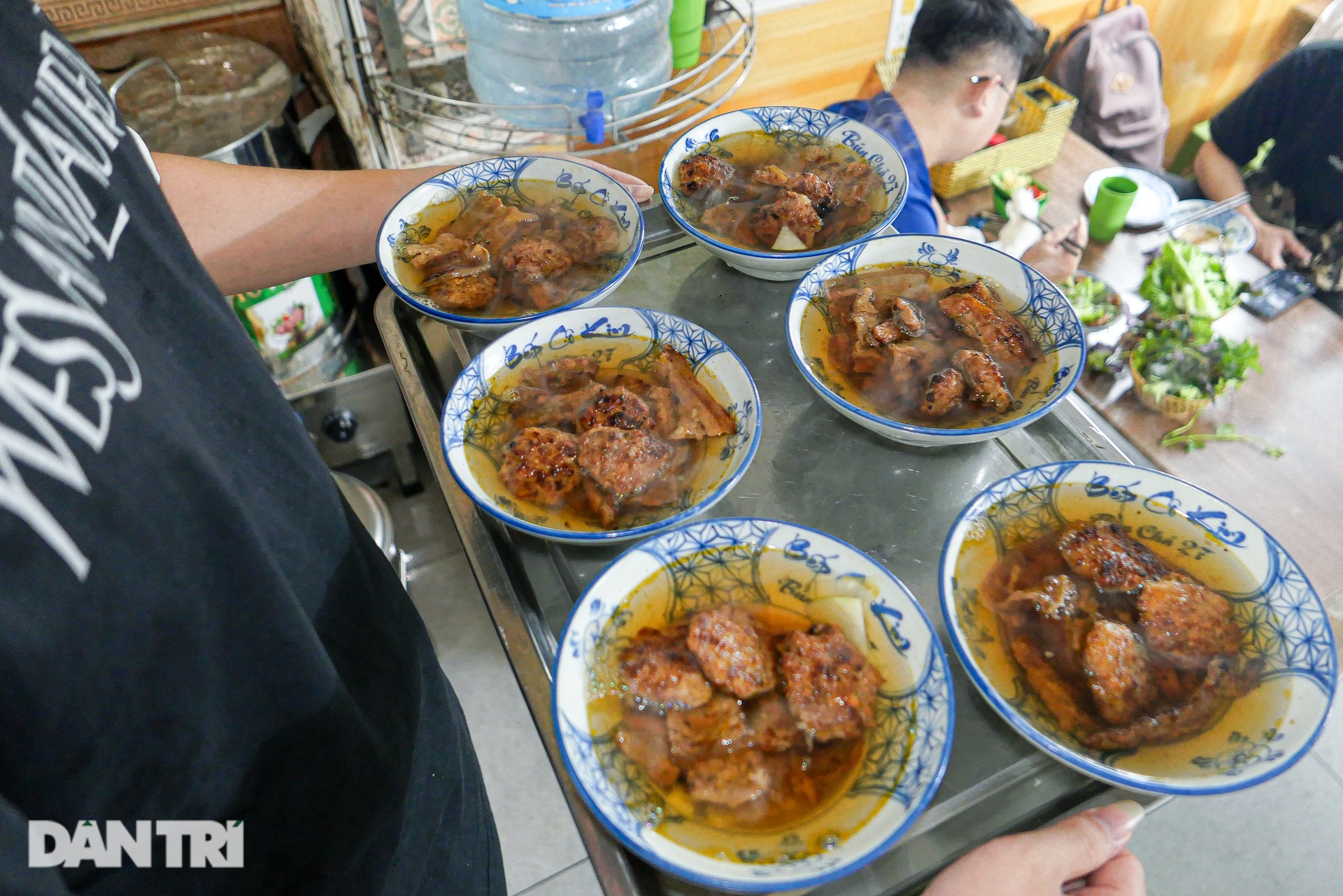 Bun Cha restaurant in a crowded alley, selling 600 servings/day in Hanoi - 8