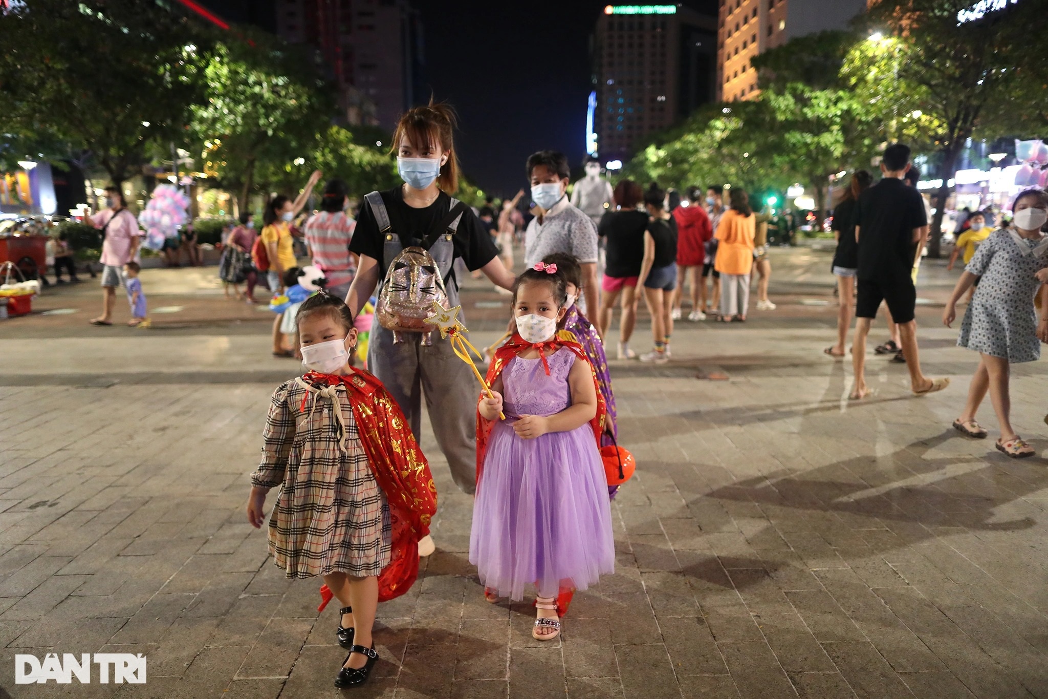 Giới trẻ TPHCM hóa trang kỳ dị chơi Halloween sớm trên phố Nguyễn Huệ - 5 Giới trẻ TPHCM hóa trang kỳ dị chơi Halloween sớm trên phố Nguyễn Huệ - 5