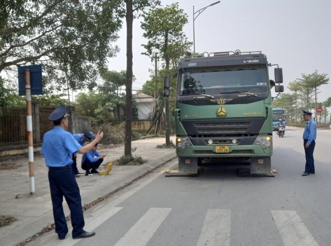 Lực lượng Thanh tra Sở thực hiện nghiêm việc duy trì kiểm tra hoạt động của xe chở hàng hóa quá khổ, quá tải trọng ngay từ đầu mối bốc xếp kho, bãi, điểm tập kết trung chuyển VLXD để hạn chế và giảm dần các xe quá khổ, quá tải trọng quy định hoạt động trên các tuyến đường.