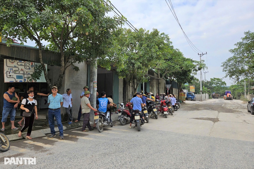 Ô tô chở đất đá gây bụi, dân bức xúc chặn đường cấm xe vào mỏ ở Ninh Bình - 5 Ô tô chở đất đá gây bụi, dân bức xúc chặn đường cấm xe vào mỏ ở Ninh Bình - 5