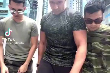 Vận động viên Eric Tai nhảy cover "See tình"