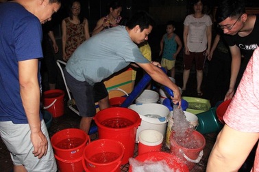 Hàng trăm cư dân chung cư Hà Nội hì hục đi xách nước trong đêm