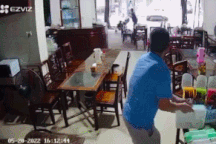 Nghi vấn tài xế nhầm chân ga khi lùi, xe sang lao thẳng vào nhà ven đường