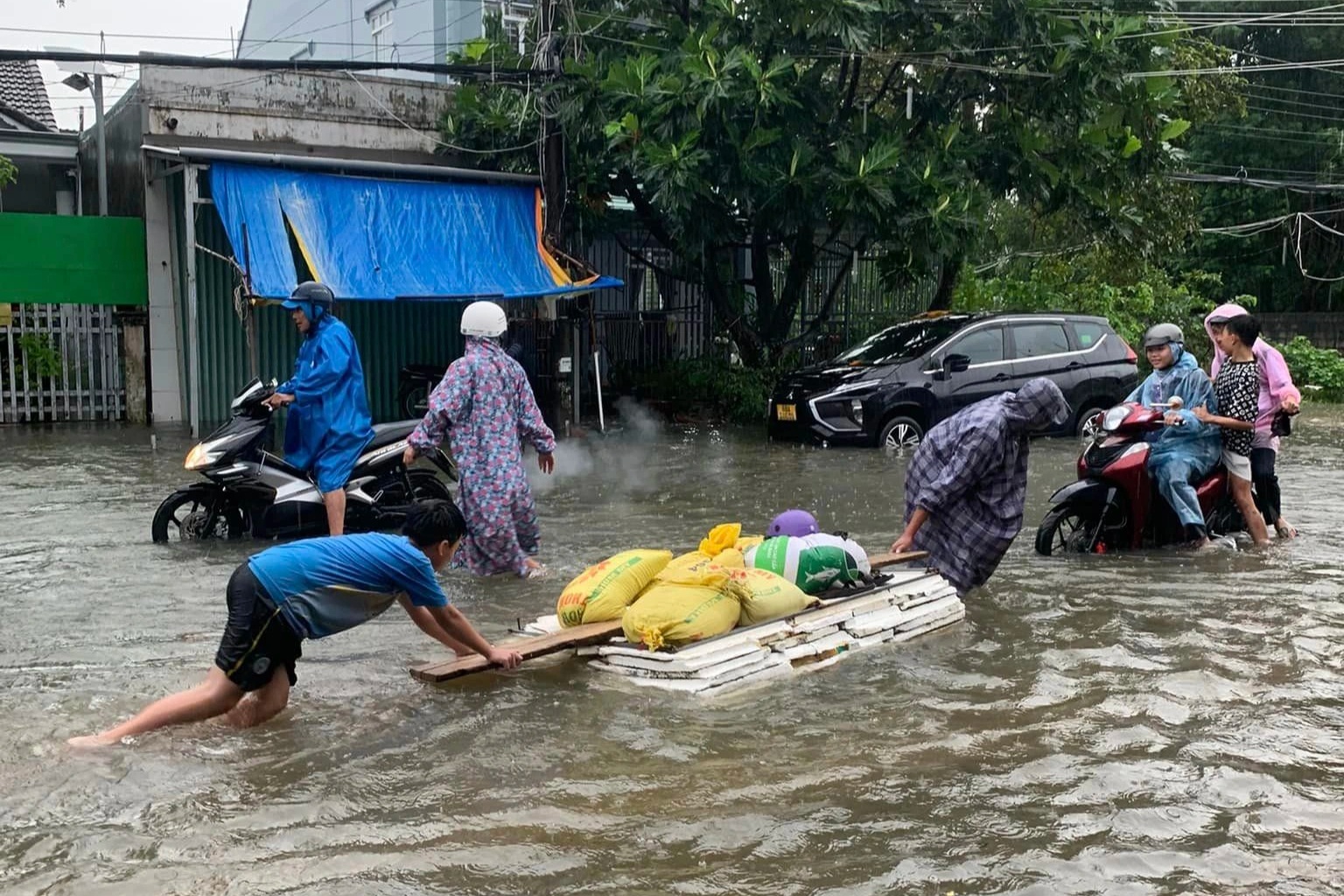 Mưa lớn kéo dài, nhiều nơi trên đảo Phú Quốc ngập sâu - 1