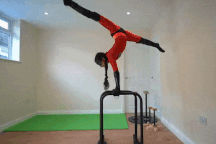 Bé gái 12 tuổi đi khắp thế giới với biệt tài uốn dẻo