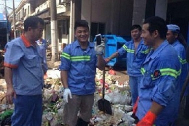 Bới tung 5 tấn rác tìm... điện thoại cho khách du lịch