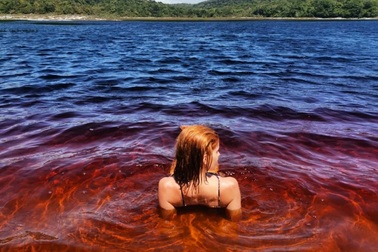 Hồ nước màu Coca Cola cực độc ở Brazil