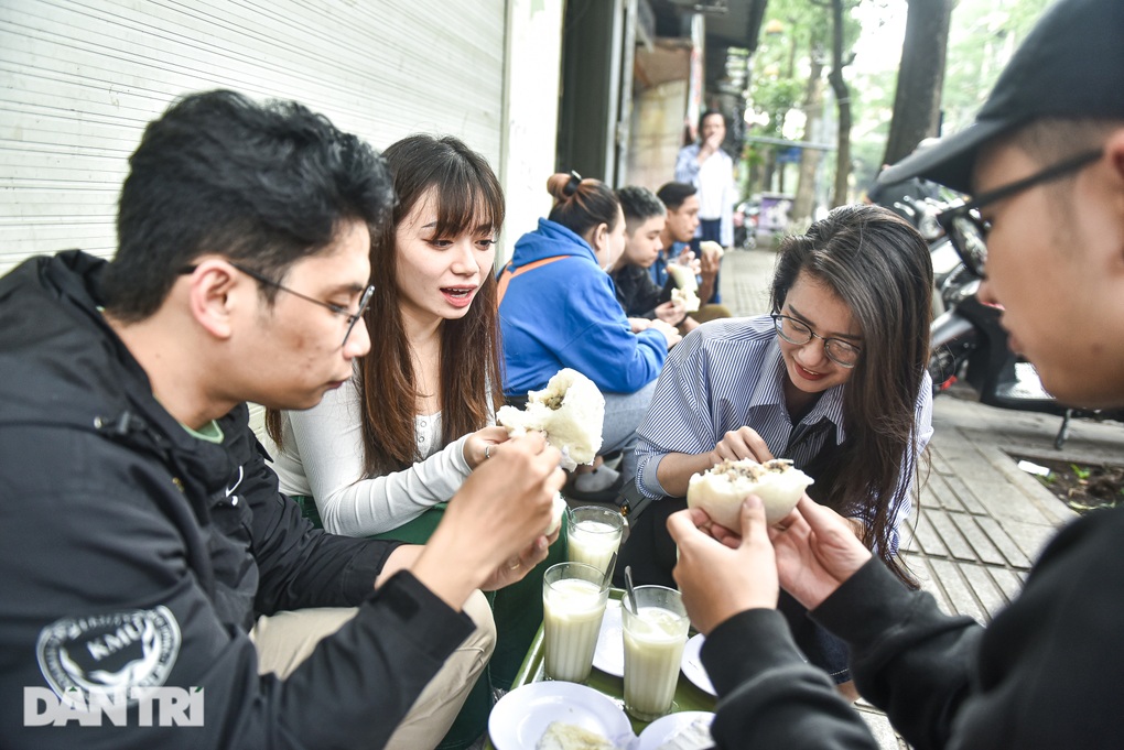 Quán bánh bao vuông lạ mắt 33 năm tuổi, khách xếp hàng chờ mua ở Hà Nội - 7 Quán bánh bao vuông lạ mắt 33 năm tuổi, khách xếp hàng chờ mua ở Hà Nội - 7