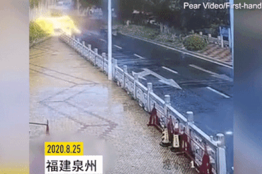 Sốc trước khoảnh khắc tài xế bị văng ra ngoài khi xe bus lật ngang