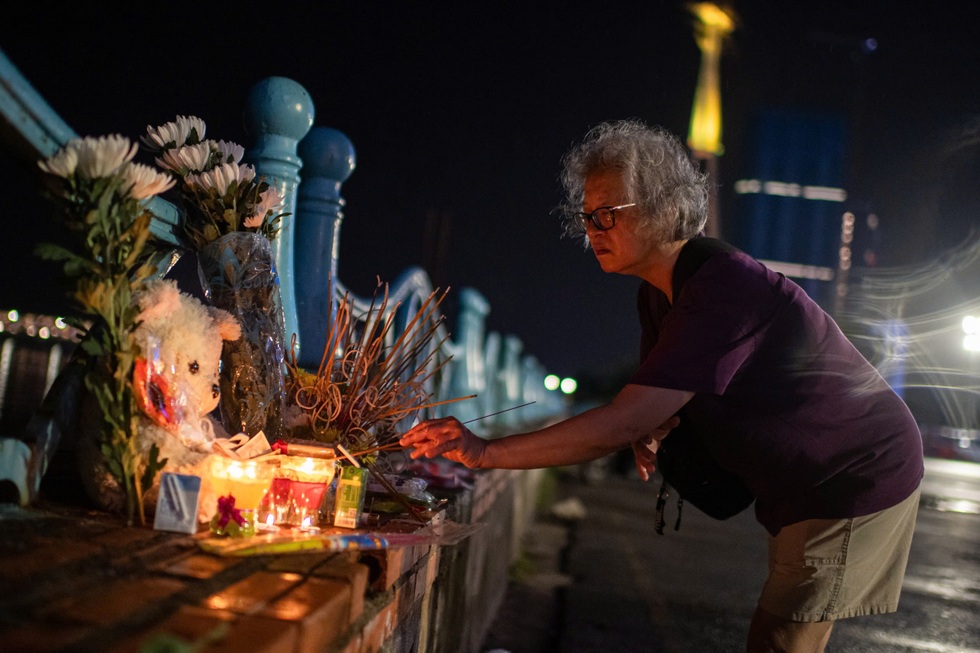 Vẻ trầm lặng tại bến Hải đăng Bãi Cháy và 4 bát hương hướng về phía biển cả