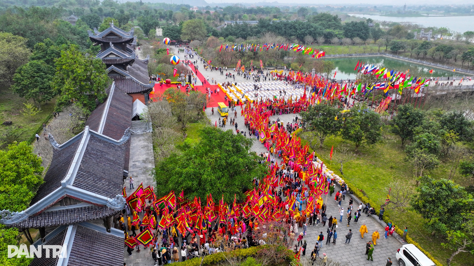 Ngôi chùa lớn nhất Việt Nam đông nghịt người những ngày đầu năm - 7 Ngôi chùa lớn nhất Việt Nam đông nghịt người những ngày đầu năm - 7