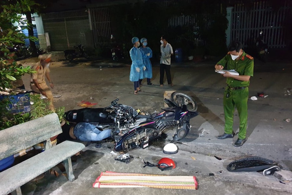 Xe máy tông nhau kinh hoàng trong đêm, 2 người tử vong - 2