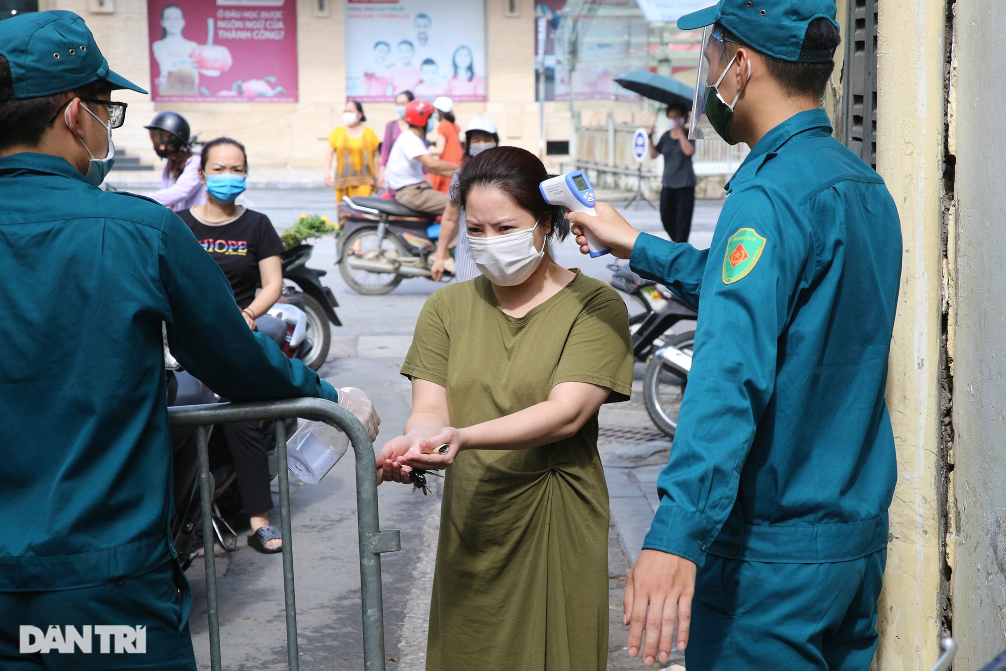 Hà Nội ngày đầu thực hiện Chỉ thị 16: Đường phố vắng, chợ dân sinh đông đúc - 14 Hà Nội ngày đầu thực hiện Chỉ thị 16: Đường phố vắng, chợ dân sinh đông đúc - 14