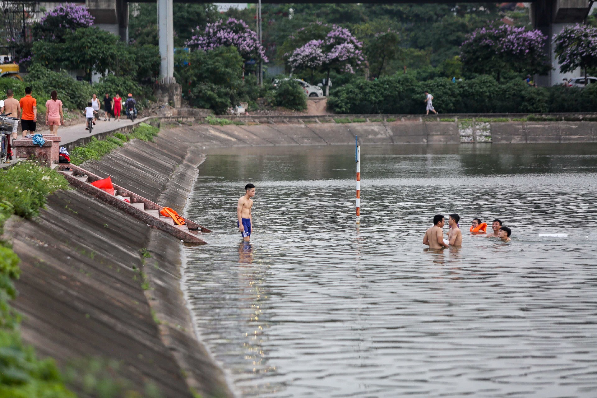 Hà Nội: Đua nhau vượt rào chắn Covid-19 xuống hồ Tây tắm giải nhiệt - 12
