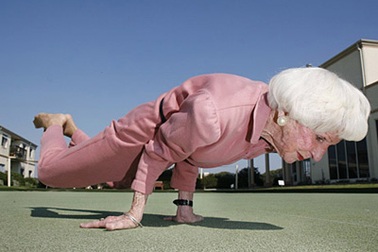 83 tuổi có thân hình mềm dẻo như cao su