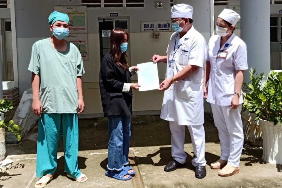Ca mắc Covid-19 trong cộng đồng nhiều lần âm tính, xuất viện về nhà - 1 Ca mắc Covid-19 trong cộng đồng nhiều lần âm tính, xuất viện về nhà - 1