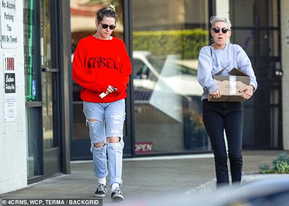 Kristen Stewart đi mua sắm cùng bạn gái mới - 1 Kristen Stewart đi mua sắm cùng bạn gái mới - 1