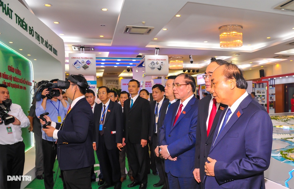 Thủ tướng tham quan triển lãm thành tựu kinh tế - xã hội của TPHCM - 3 Thủ tướng tham quan triển lãm thành tựu kinh tế - xã hội của TPHCM - 3