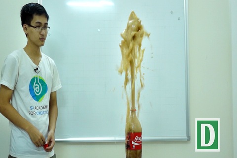 Khoa học vui: Điều gì xảy ra khi thả kẹo Mentos vào chai Coca-Cola?