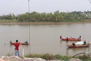 Lật thuyền đánh cá trên sông, 2 vợ chồng tử vong thương tâm
