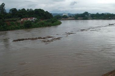 Mưa lớn trên diện rộng, 2 vợ chồng mất tích khi trượt chân ngã xuống suối SaPa