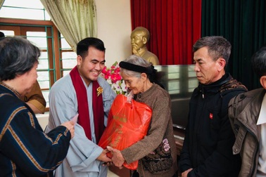 MC Cư sĩ Tịnh Khoa cùng Giáo sư sử học Lê Văn Lan thăm gia đình nghèo ở Hà Nam