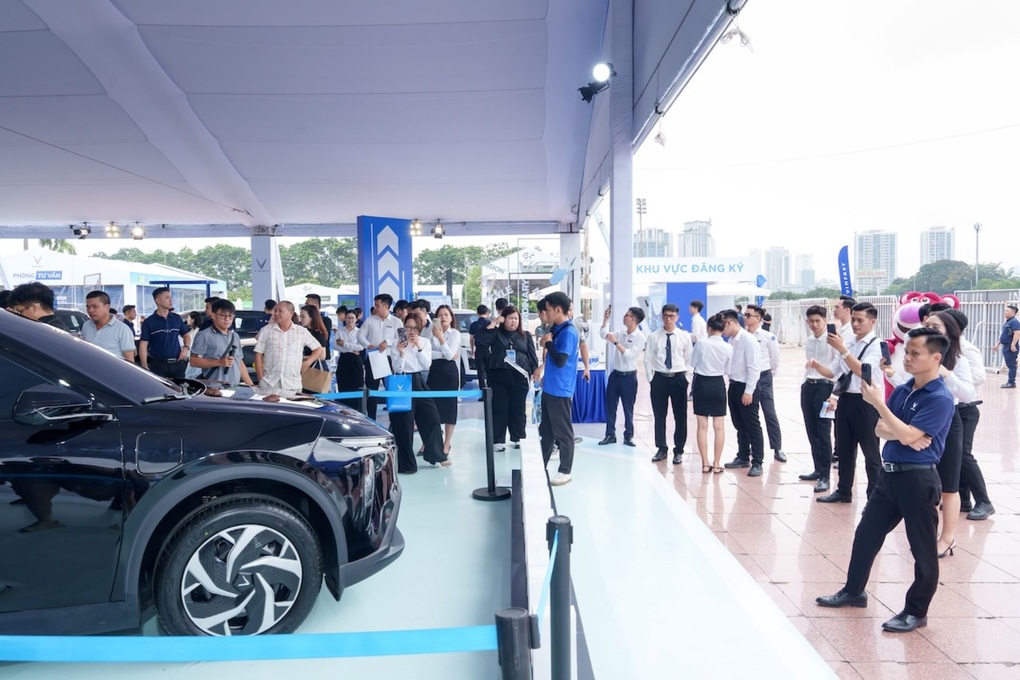 VinFast Limo Green xuất hiện tại sự kiện “Thu xăng - Đổi điện” - 2 VinFast Limo Green xuất hiện tại sự kiện “Thu xăng - Đổi điện” - 2
