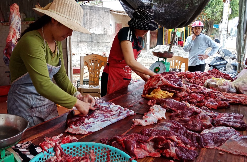 Giá thịt trâu, bò tăng “chóng mặt” vẫn... tranh nhau mua! - 2 Giá thịt trâu, bò tăng “chóng mặt” vẫn... tranh nhau mua! - 2