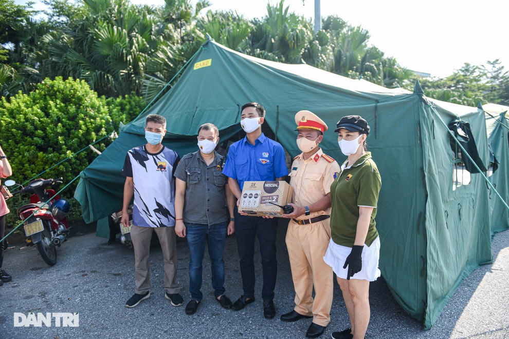 Dàn ô tô địa hình làm nhiệm vụ đặc biệt trong những ngày giãn cách xã hội - 8 Dàn ô tô địa hình làm nhiệm vụ đặc biệt trong những ngày giãn cách xã hội - 8