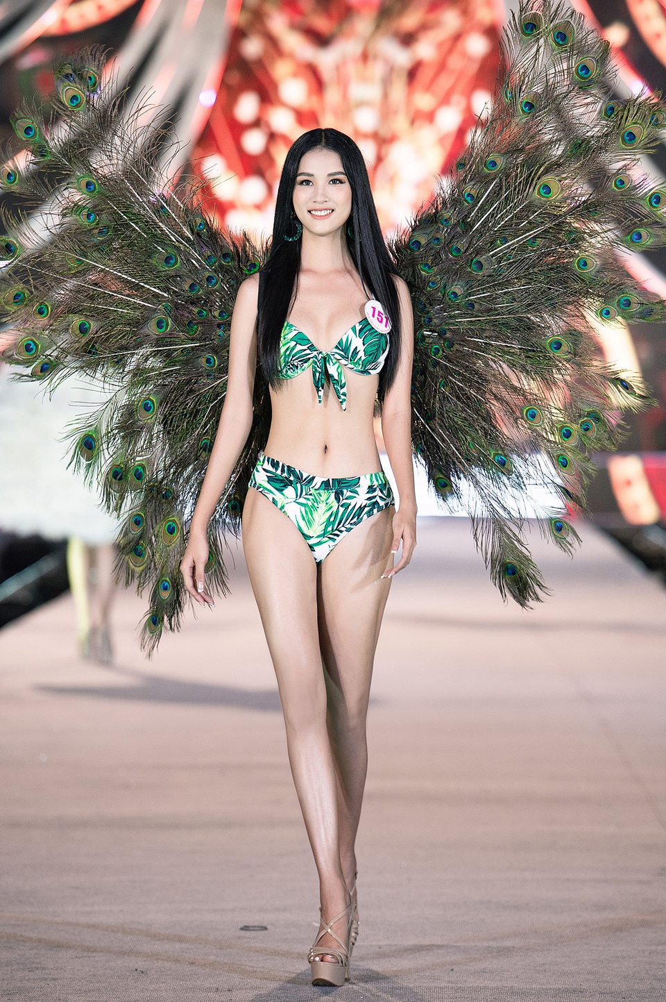 Trần Tiểu Vy, Phương Nga và Thúy An cùng Top 35 trình diễn bikini nóng bỏng - 14 Trần Tiểu Vy, Phương Nga và Thúy An cùng Top 35 trình diễn bikini nóng bỏng - 14