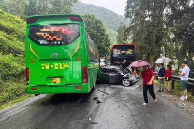 Tai nạn liên hoàn giữa 4 ô tô ở Lào Cai, 2 người bị thương