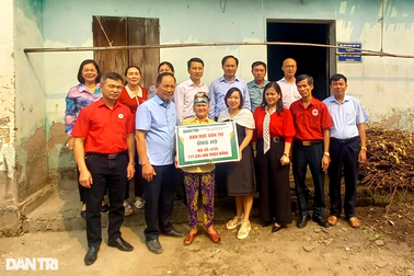 Trao gần 120 triệu đồng đến người phụ nữ mơ bữa cơm có thịt