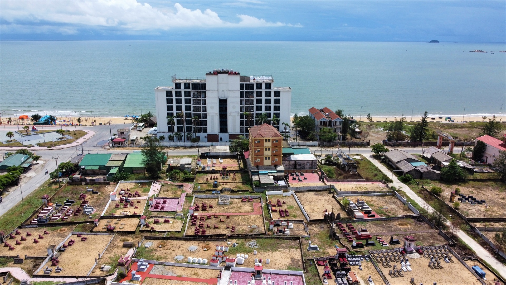 Khi nào dời nghĩa trang, ki ốt chắn Thiên Cầm - biển đẹp bậc nhất Hà Tĩnh? - 4 Khi nào dời nghĩa trang, ki ốt chắn Thiên Cầm - biển đẹp bậc nhất Hà Tĩnh? - 4