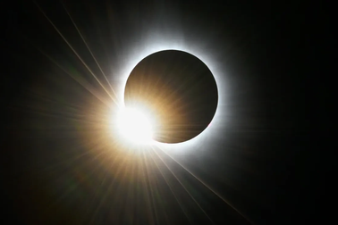 Nhiều người bị tổn thương mắt sau khi xem nhật thực toàn phần