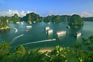 Một tàu du lịch bị xử phạt vì để khách dùng đồ nhựa một lần ở vịnh Hạ Long