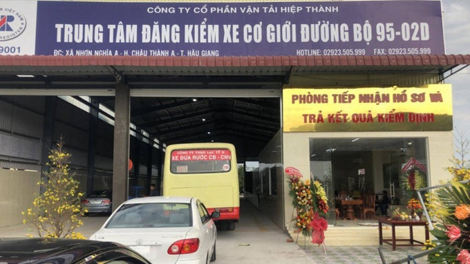 Hậu Giang: Đình chỉ một trung tâm đăng kiểm do sai sót trong kiểm định phương tiện kém chất lượng - Ảnh 1.