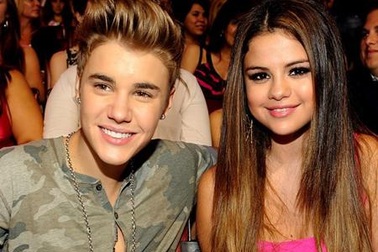Selena Gomez khoe ảnh tự sướng sexy, không xấu hổ khi tháo nhẫn trinh tiết