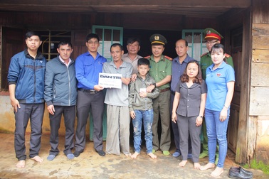 Hơn 96 triệu đồng đến với hoàn cảnh chồng cụt tay chân, nuôi vợ bại liệt