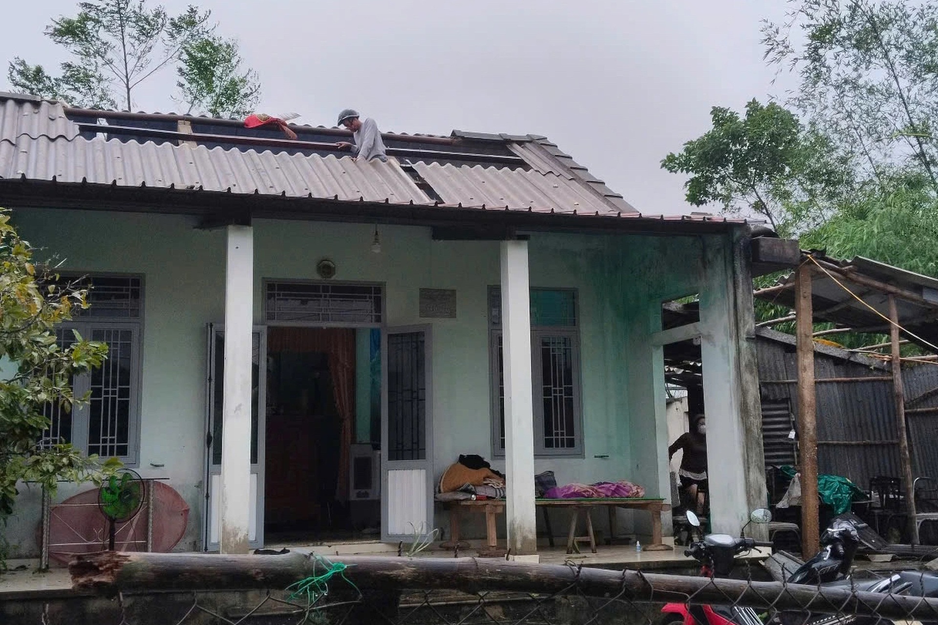 Gần 100 nhà dân, kho lúa ở Huế bị tốc mái trước khi bão Bualoi đổ bộ - 7 Gần 100 nhà dân, kho lúa ở Huế bị tốc mái trước khi bão Bualoi đổ bộ - 7