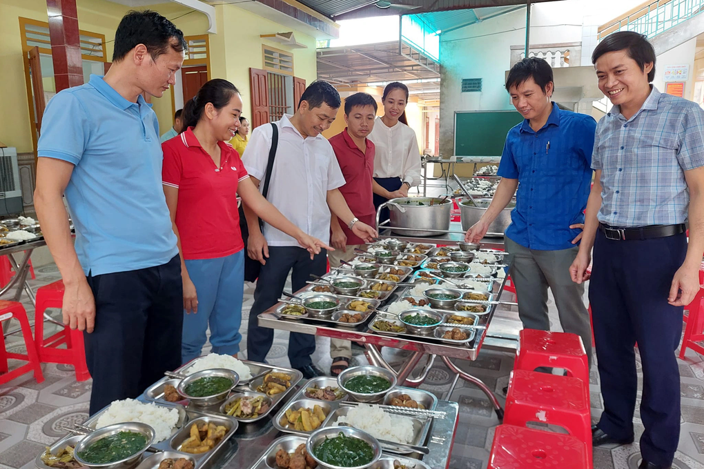 Thầy cô xuống bếp nấu cơm cho học trò vùng ngập lũ - 4 Thầy cô xuống bếp nấu cơm cho học trò vùng ngập lũ - 4
