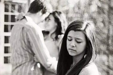 "Diễn kịch" với người thứ 3 để chia tay: Phun xăng vào lửa!