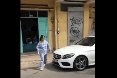 Xôn xao clip người phụ nữ đập phá xe Mercedes-Benz đỗ trước cửa nhà
