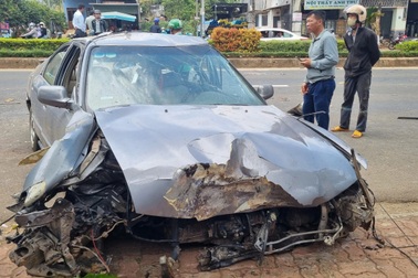 Ô tô tông vào lề đường, 3 người bị thương nặng: Tài xế có nồng độ cồn cao