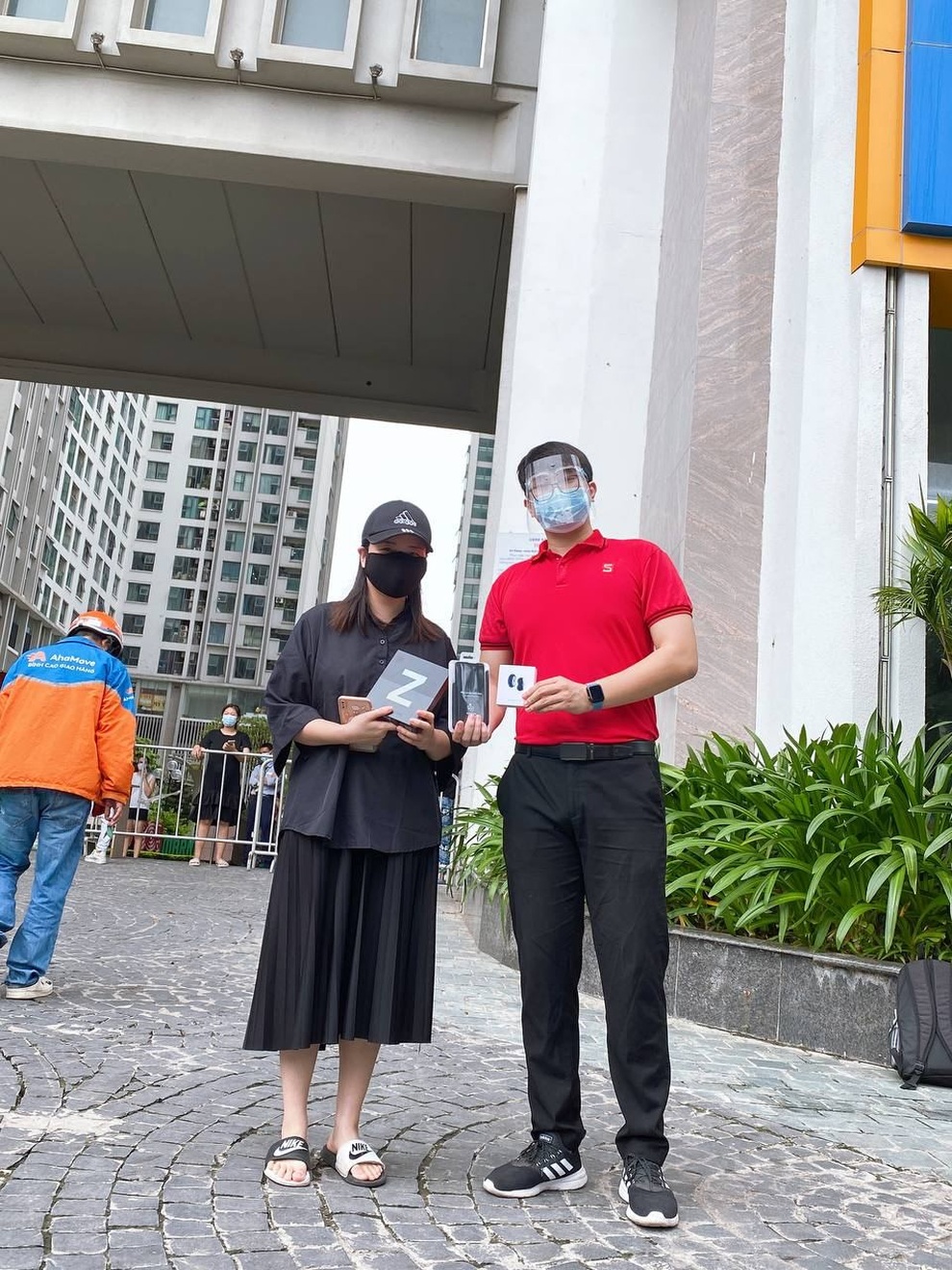 Sạch hàng Galaxy Z, khách hàng sôi nổi nhận sớm siêu phẩm - 3 Sạch hàng Galaxy Z, khách hàng sôi nổi nhận sớm siêu phẩm - 3