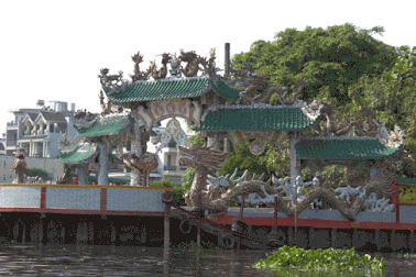 Khám phá cổ miếu hơn 300 tuổi nằm giữa sông ở TPHCM