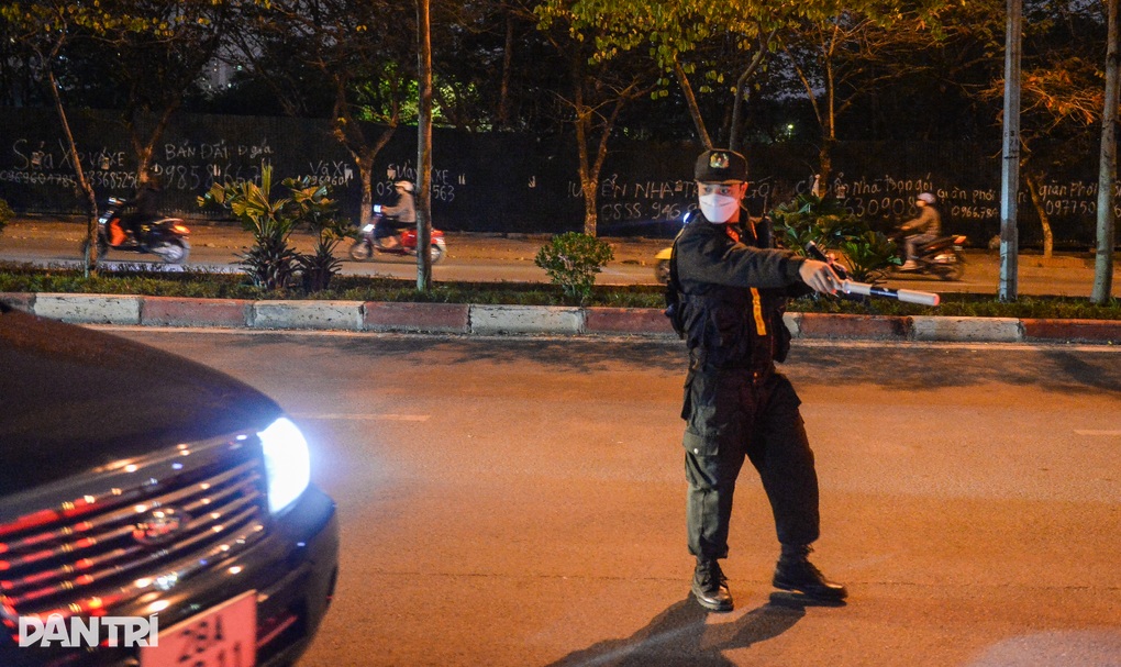 Tài xế bị phạt nồng độ cồn, nữ hành khách bơ vơ - 6 Tài xế bị phạt nồng độ cồn, nữ hành khách bơ vơ - 6