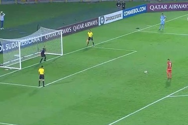 Bị đuổi việc vì đá hỏng penalty theo phong cách Panenka