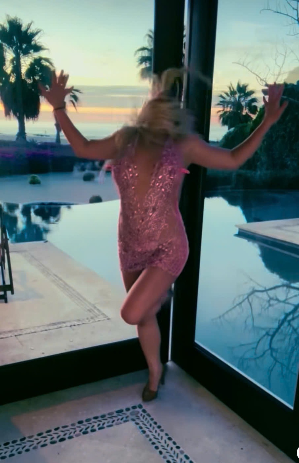 Britney Spears veröffentlicht seltsames Tanzvideo und verhält sich in der Öffentlichkeit unangemessen – 1 Britney Spears đăng video nhảy múa lạ, cư xử bất ổn ở nơi công cộng - 1