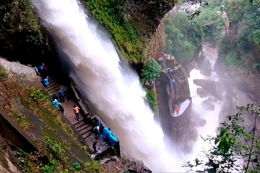 Cảnh đẹp bên thác nước cao 80 m