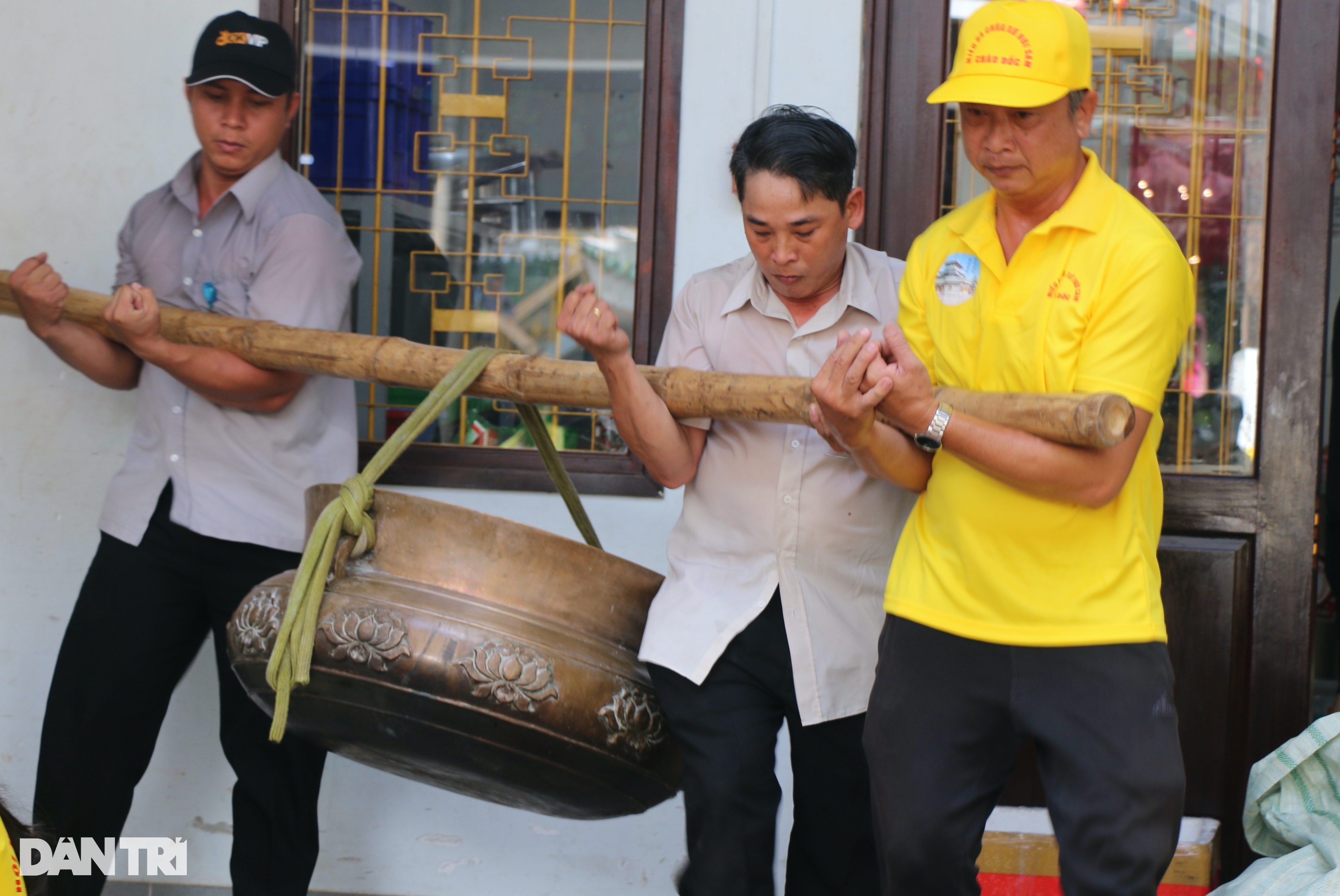 Cận cảnh quá trình nấu 9 loại hoa tắm tượng Bà Chúa Xứ núi Sam - 8 Cận cảnh quá trình nấu 9 loại hoa tắm tượng Bà Chúa Xứ núi Sam - 8